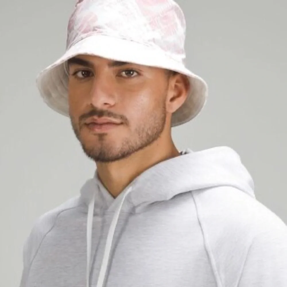 Lululemon NWT S/M Both Ways Reversible Bucket Hat in Manifesto Print &‎ Bone